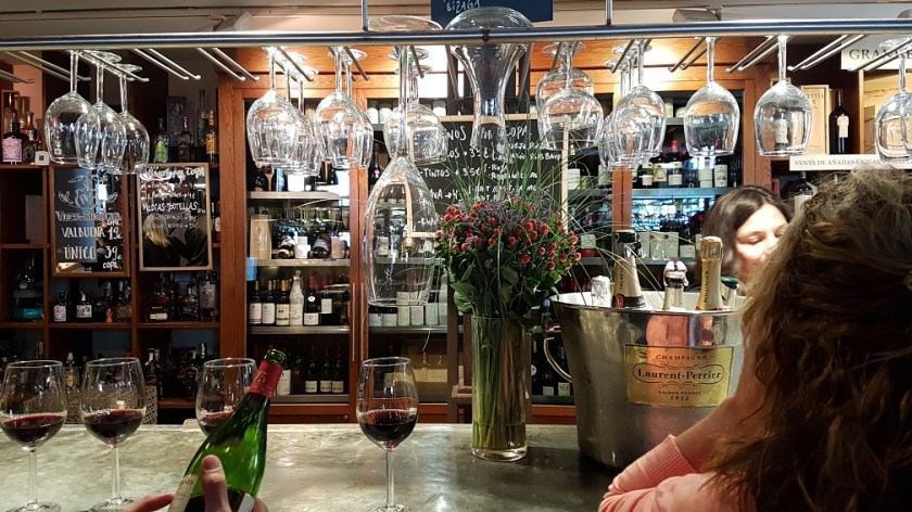 Огромное количество рыбы и морепродуктов, свежие овощи, сладости, фрукты, конечно-же хамон.