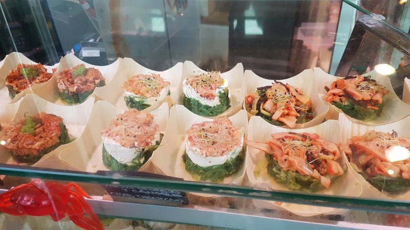 Огромное количество рыбы и морепродуктов, свежие овощи, сладости, фрукты, конечно-же хамон.