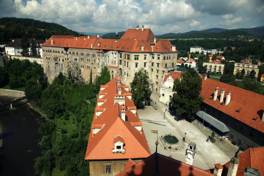 Двор замка и замок