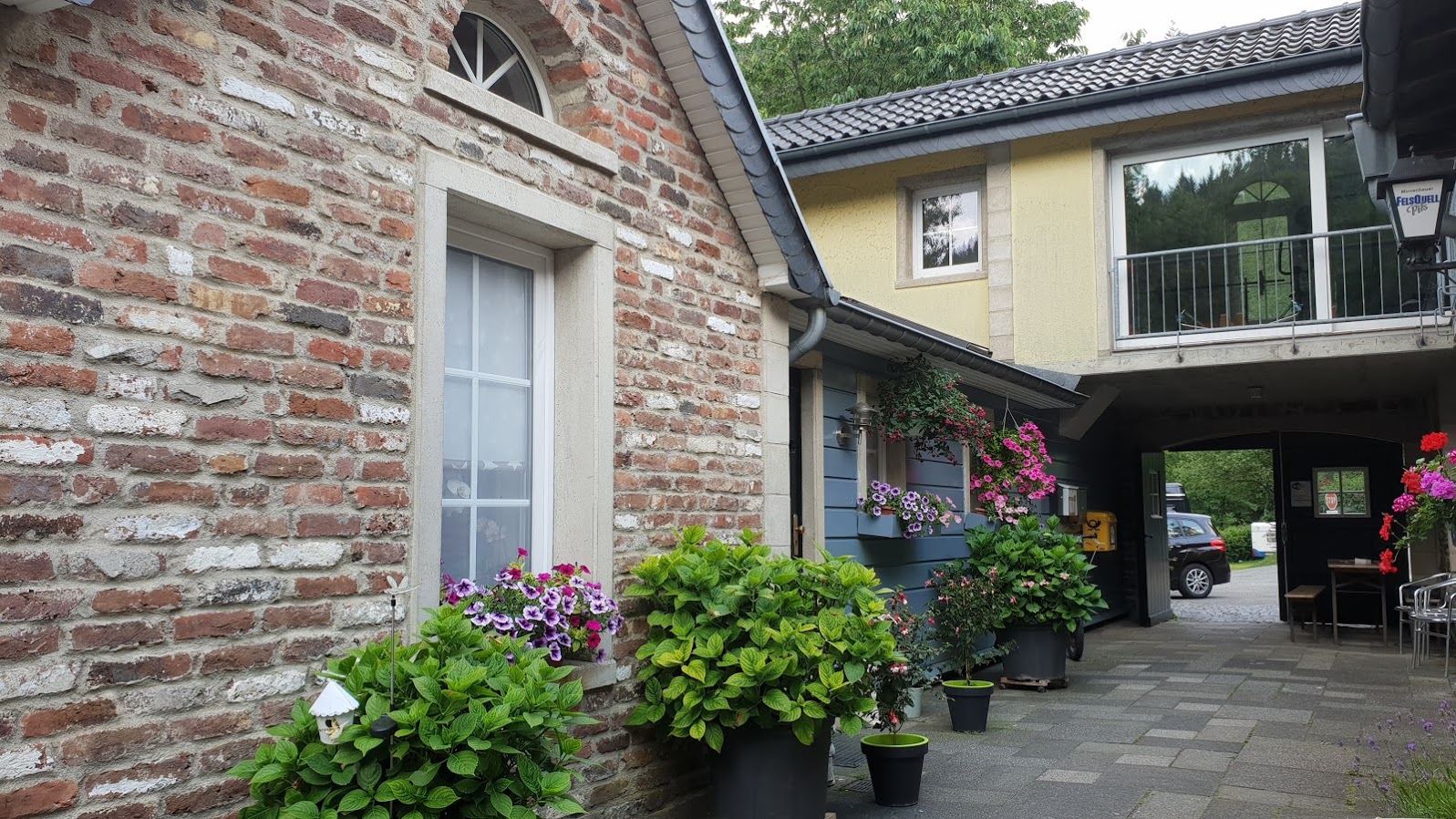 Небольшой дворик в кемпинге (2)