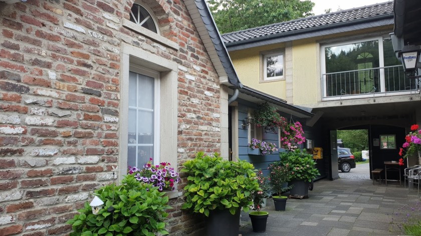 Небольшой дворик в кемпинге (2)