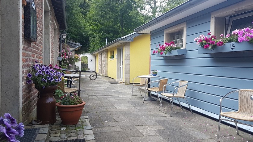 Небольшой дворик около магазинчика и кафе