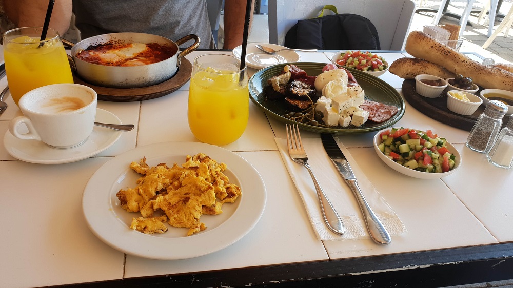 Традиционный израильский завтрак