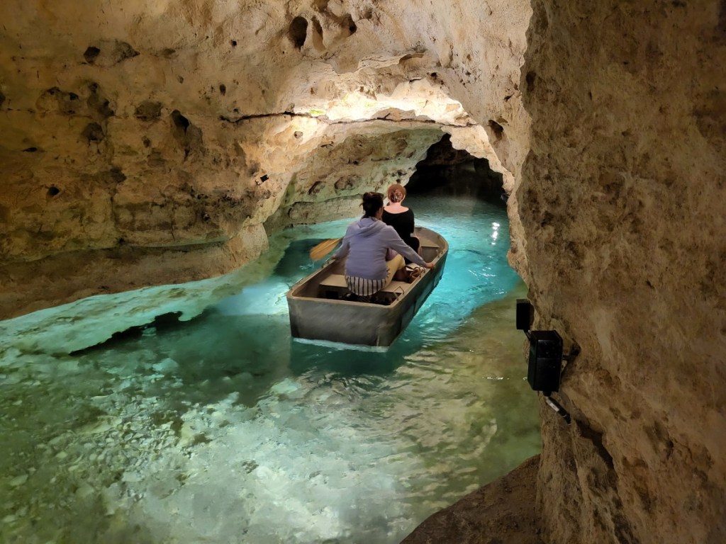 Таполька, подземная река. На лодках под землей.