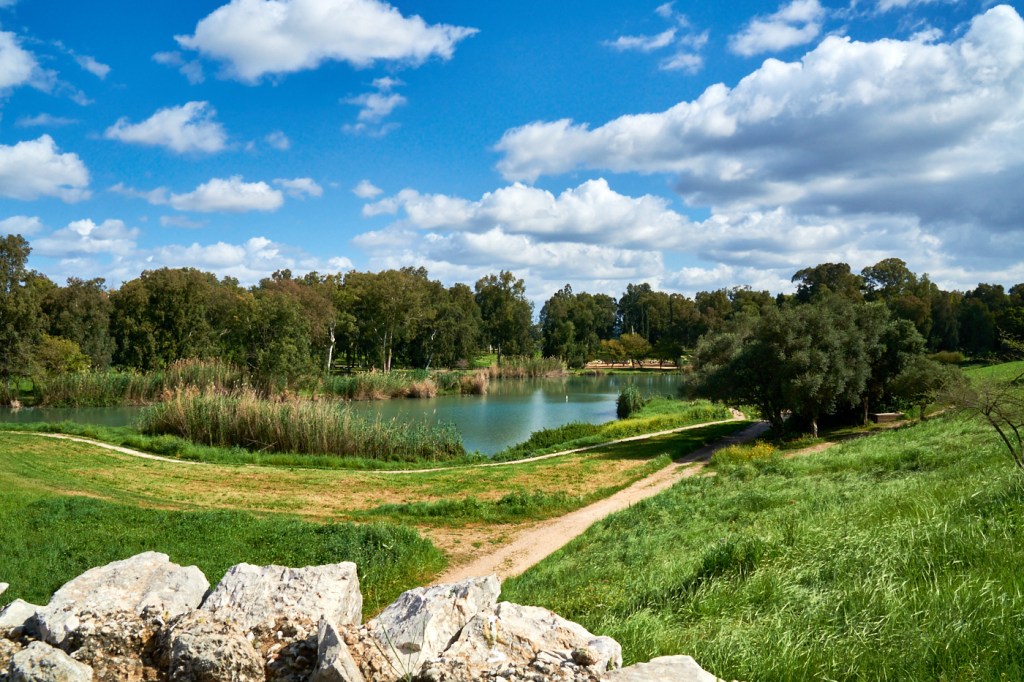 Вид на озеро со стен крепости