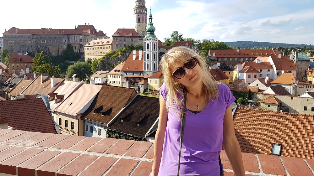 на фоне Крумлова