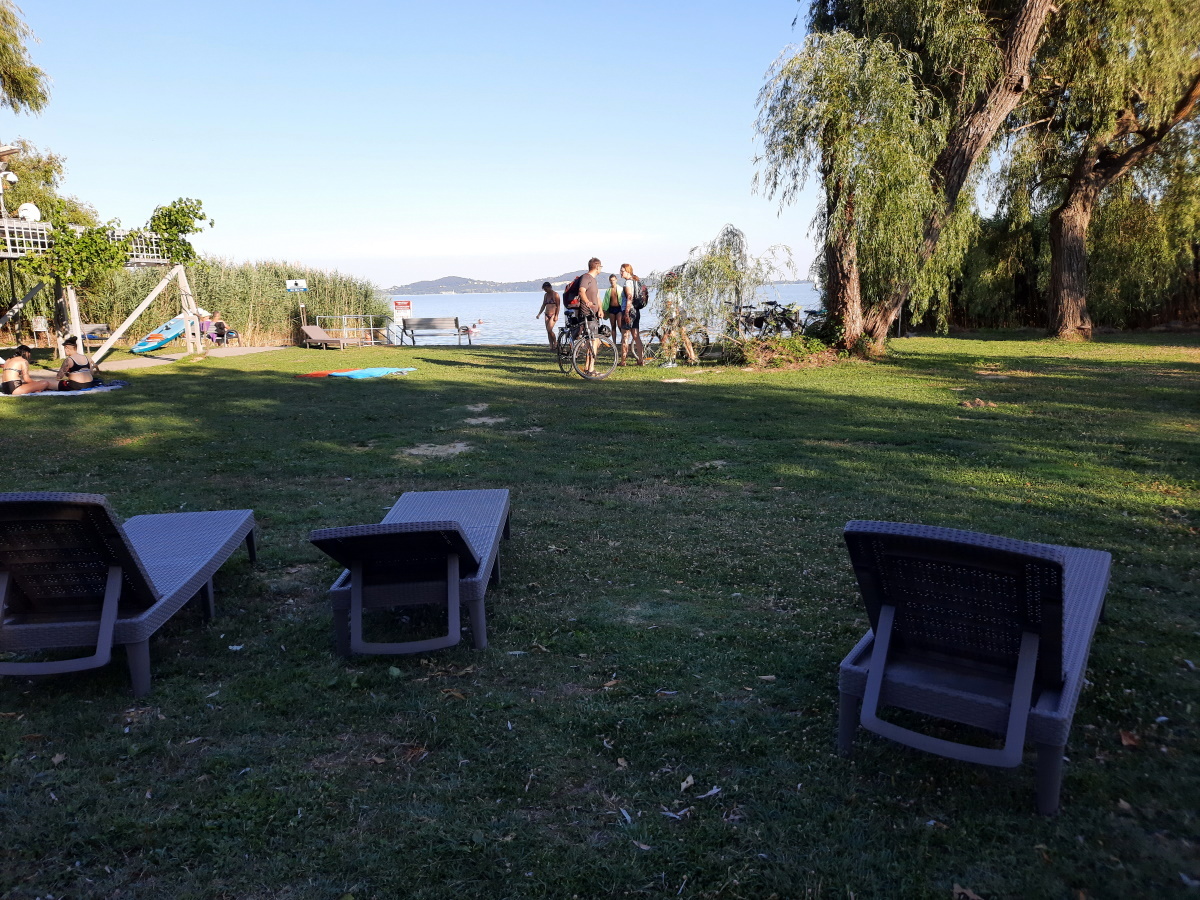 Пляж у озера Балатон