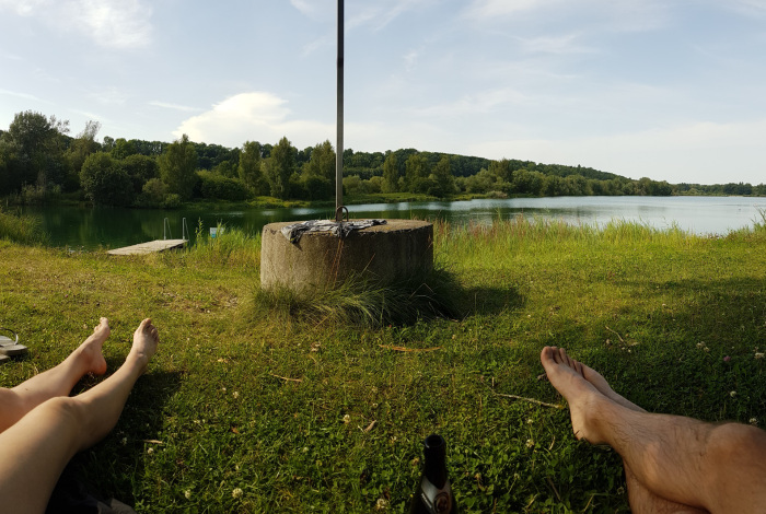 лежат около озера в Германии