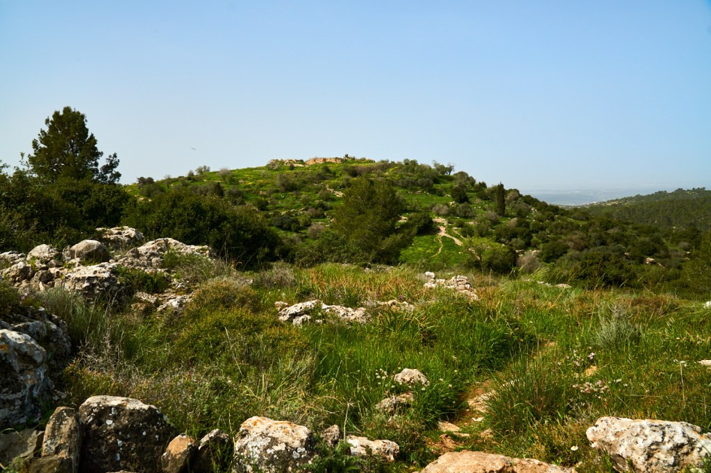 На холме впереди видны развалины Бейт Итаб.