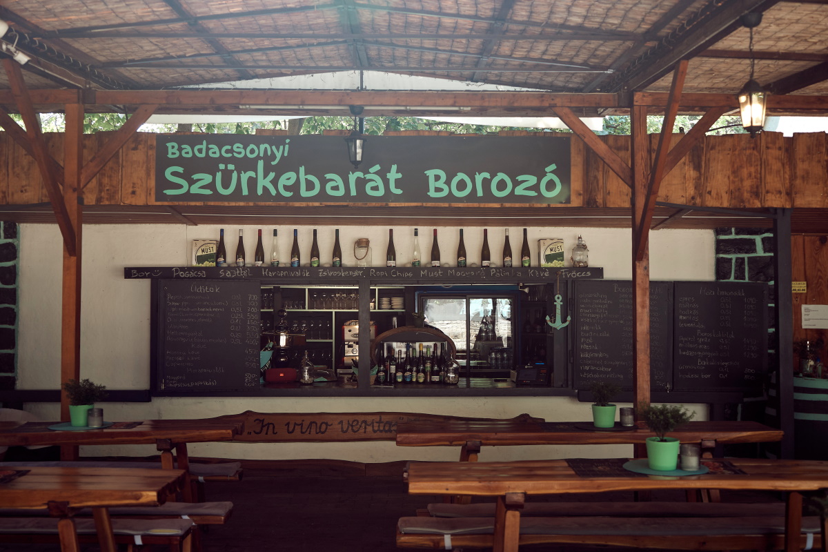 Бадачоньтомай, Венгрия, реторан и винный бар
